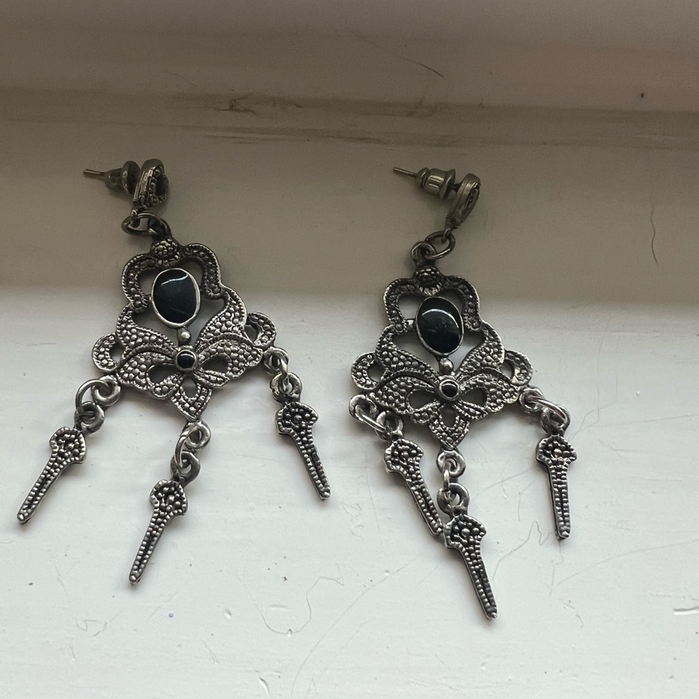 Black and silver costume jewelry earrings. - Picture 1 of 1